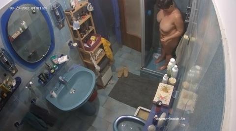 Marla showering, Aug-29-2022